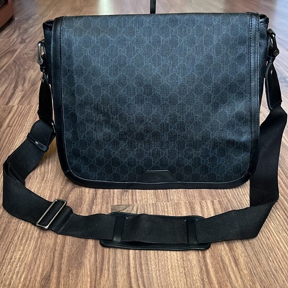 A198-  💯 % authentic Gucci messenger crossbody bag - Picture 3 of 16